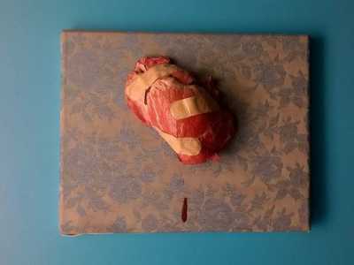 L�opera �Pronto soccorso�, in cui il cuore � salvato e medicato con cerotti